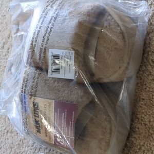 Mukd Luks Platform Slippers, NWT, Size Large